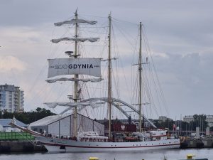 Do portu w Kołobrzegu wpłynął ORP „Iskra”. Wcześniej opłynął kulę ziemską
