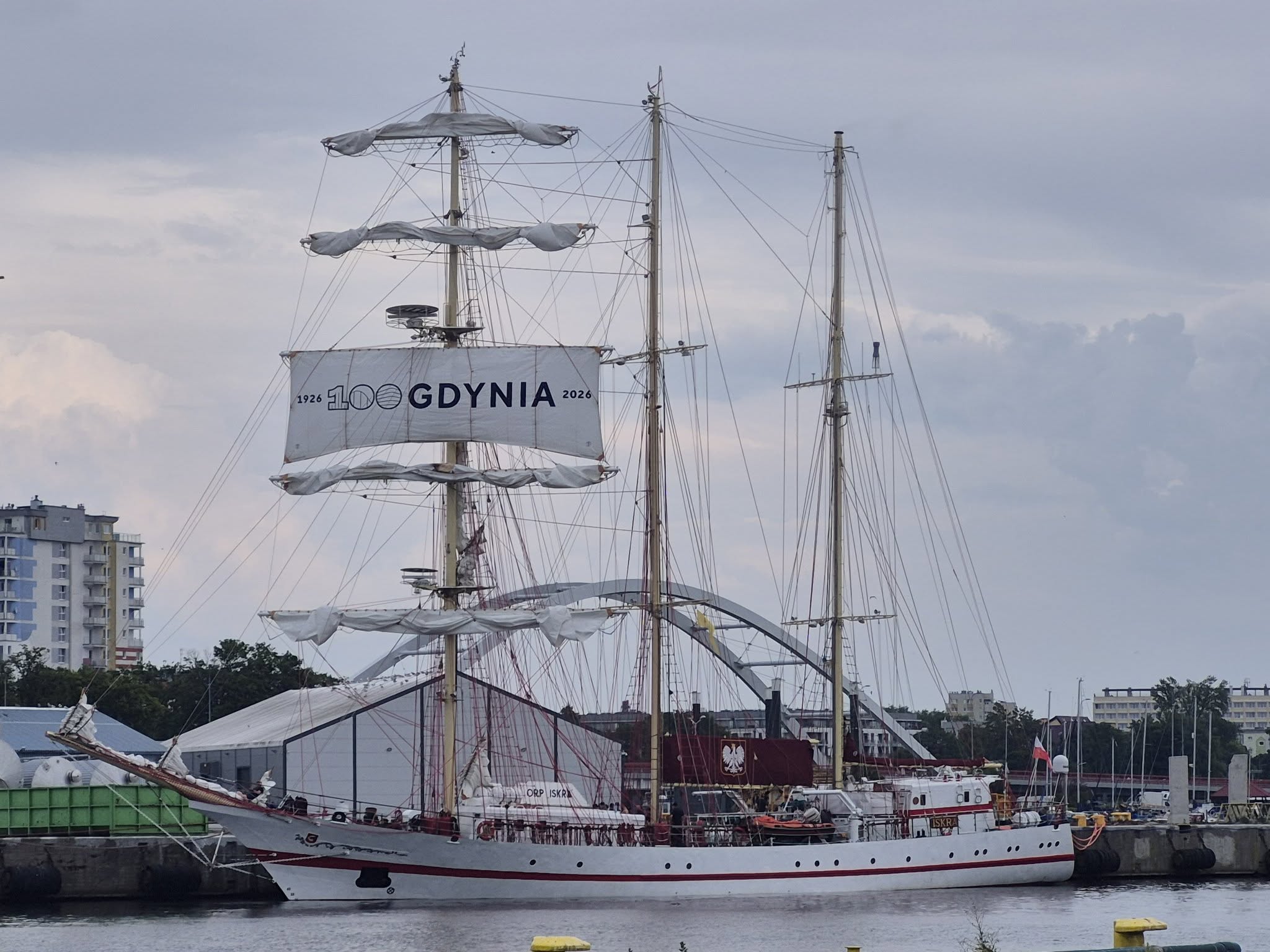 You are currently viewing Do portu w Kołobrzegu wpłynął ORP „Iskra”. Wcześniej opłynął kulę ziemską