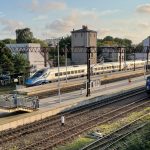 na zdjęciu dworzec pkp w Kołobrzegu i stojące na peronie Pendolino