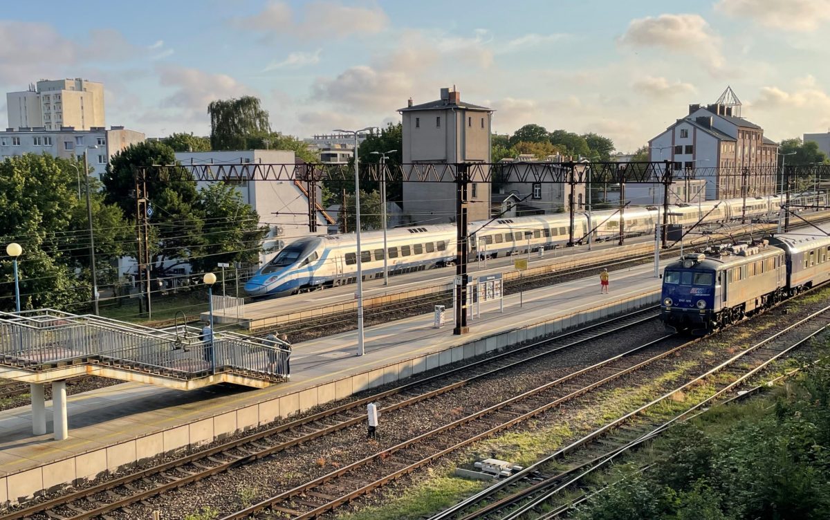 na zdjęciu dworzec pkp w Kołobrzegu i stojące na peronie Pendolino