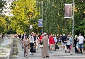 Uwaga, mogliście to przeoczyć. Na lampach promenady wisi sztuka