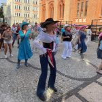 ludzie tańczą na placu w centrum Kołobrzegu