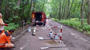 Miasto stawia słupki na trasie pieszo-rowerowej przy Arciszewskiego. Mają zatrzymać samochody