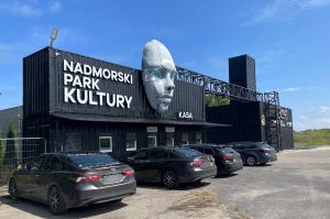 Sunrise Festival 2026: jak dojechać do Podczela i wrócić w nocy? Autobusy, busy i parkingi