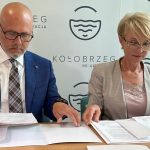 prezydent Kołobrzegu i przedstawiciel firmy Most podpisują umowę na remont Kresowej