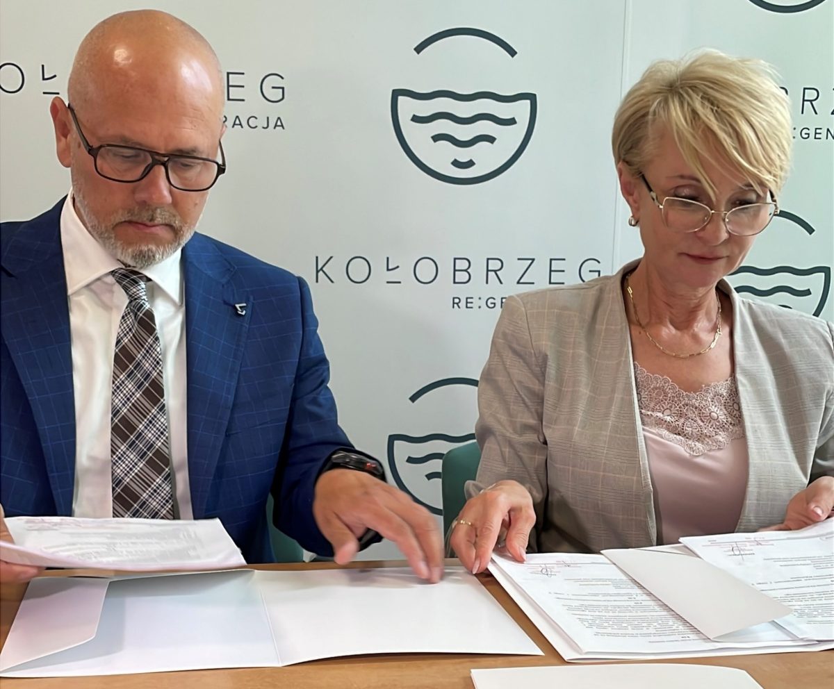prezydent Kołobrzegu i przedstawiciel firmy Most podpisują umowę na remont Kresowej