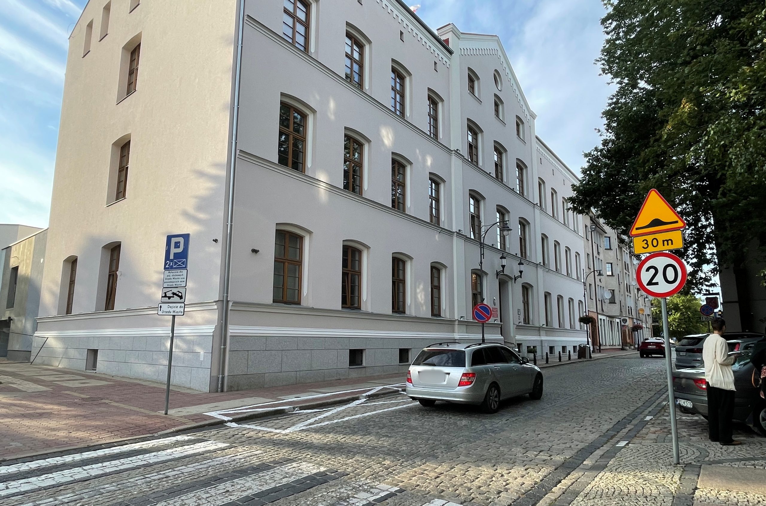 budynek urzędu miasta w Kołobrzegu i samochód