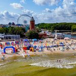 plaża w Kołobrzegu przy latarni morskiej