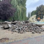 Stare granitowe płyty rzucone na stertę. Miasto interweniowało u wykonawcy