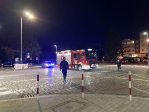 Nocna akcja przy „Ekonomie”. Mężczyzna biegał po dachu szkoły, później próbował uciekać