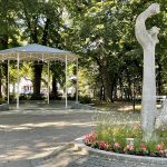 altana i rzeźba na Skwerze Koncertów Porannych w Kołobrzegu