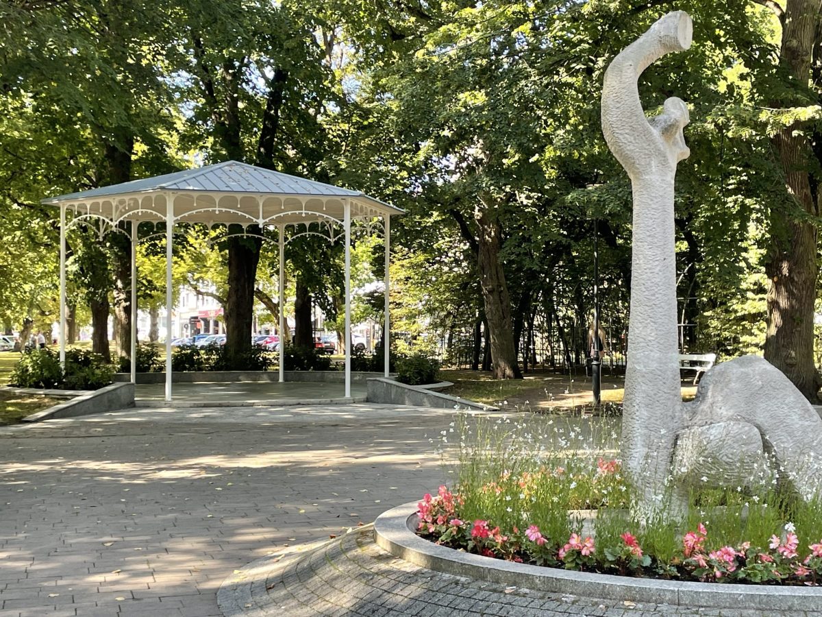 altana i rzeźba na Skwerze Koncertów Porannych w Kołobrzegu