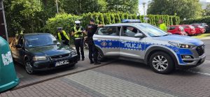 Uderzył autem w garaż. Świadek, który to widział, odebrał mu kluczyki od samochodu