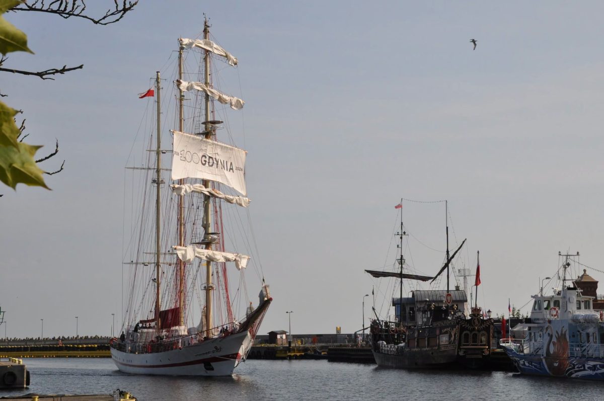 port żaglowiec, Kołobrzeg, wpływa do portu