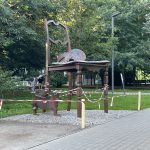 Popularna rzeźba przy RCK ogrodzona. Autor przyjechał obejrzeć uszkodzenia
