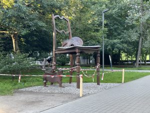 Popularna rzeźba przy RCK ogrodzona. Autor przyjechał obejrzeć uszkodzenia