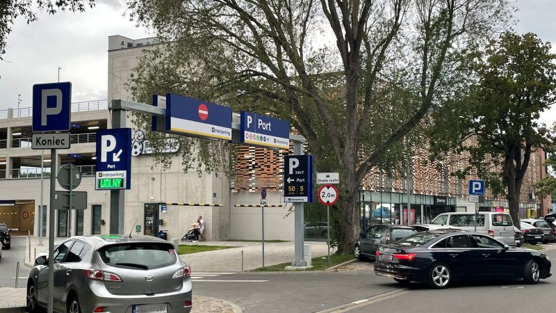 wjazd do parkingu w porcie w Kołobrzegu