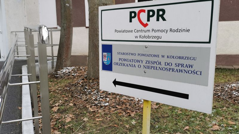 tabliczka kierująca do PCPR w Kołobrzegu