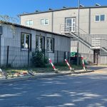 uszkodzone słupki przy Bałtyckiej w Kołobrzegu