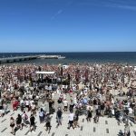 tłum tańczy na plaży w Kołobrzegu