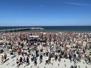 Sunrise Festival: tłum tańczy na plaży Centralnej w Kołobrzegu