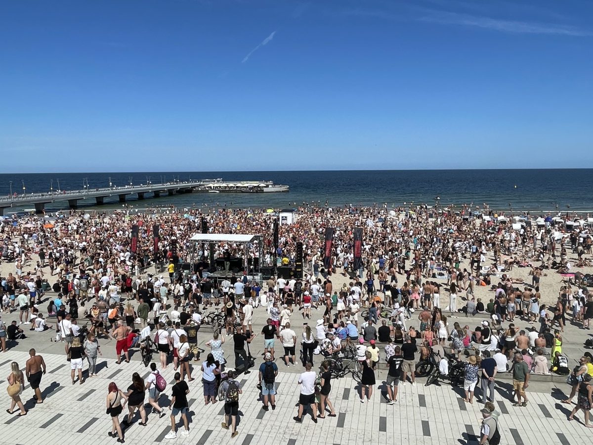 tłum tańczy na plaży w Kołobrzegu