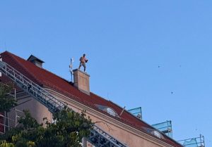Skakał po dachu szkoły, potem uciekał. Znamy więcej szczegółów nocnej akcji służb