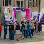 ludzie stojący w koljce na zbadanie skóry
