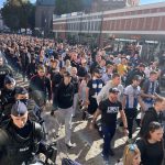 Race, przyśpiewki i policyjna obstawa. Kibice przeszli ulicami Kołobrzegu (ZDJĘCIA, WIDEO)