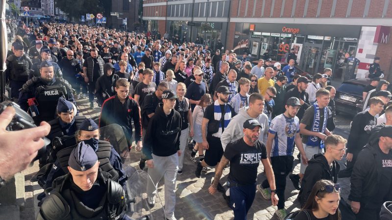 kibice idą na mecz, derby 2026 z Gwardią Koszalin