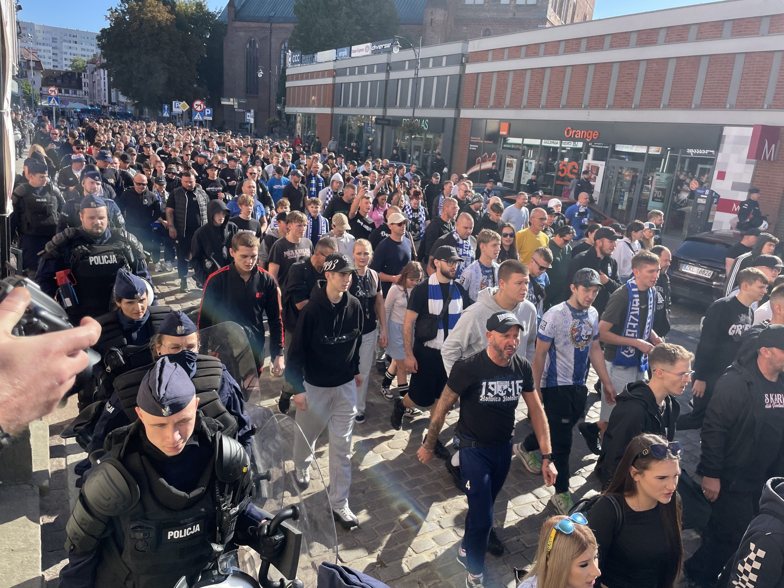 kibice idą na mecz, derby 2026 z Gwardią Koszalin