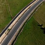 Uwaga na utrudnienia na trasie Kołobrzeg–Trzebiatów. Drogowcy malują oznakowanie