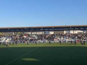 Derby dla Kotwicy! Mecz przerwany, policja weszła na murawę, użyto armatki wodnej