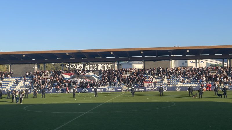 mecz Kotwicy Kołobrzeg z Gwardią Koszalin, widok na trybuny kibiców