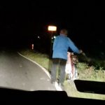 rowerzysta na nieoświetlonej drodze