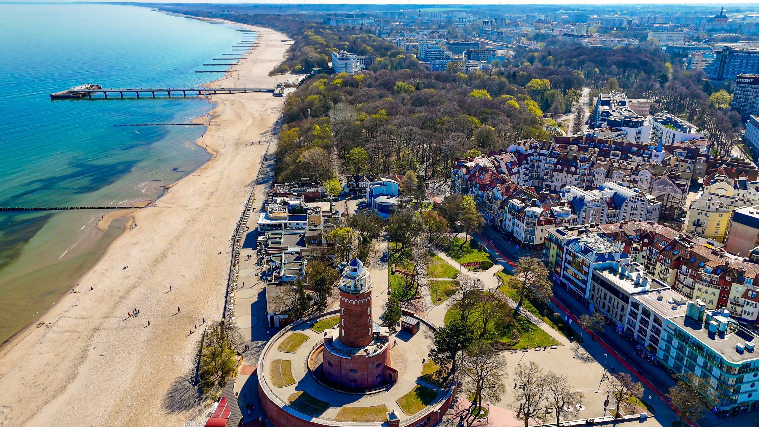 widok z góry na plażę i latarnię morską w Kołobrzegu