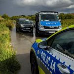 policja zatrzymuje samochód do kontroli
