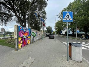 Read more about the article Zmiany na Portowej. Zniknie betonowy mur, ale graffiti z myszką zostanie zachowane