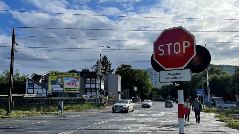 uszkodzone rogatki na przejściu w Kołobrzegu