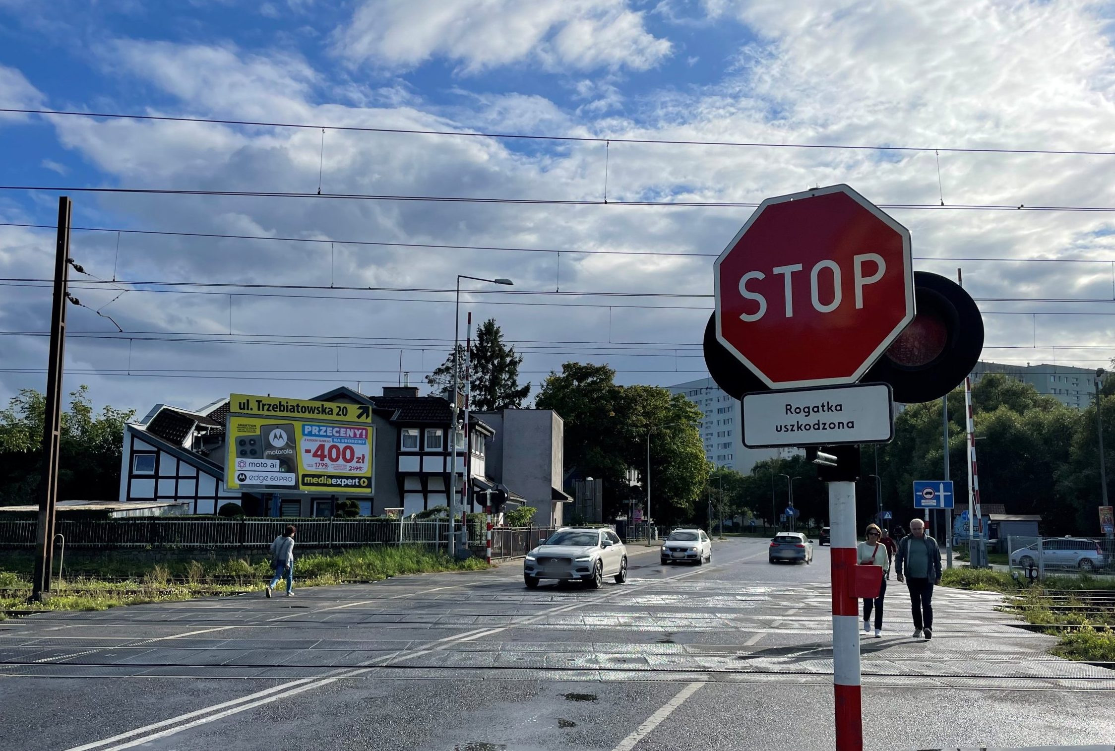 uszkodzone rogatki na przejściu w Kołobrzegu
