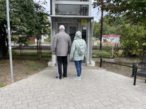 Windy przy kładce odmówiły posłuszeństwa. Seniorzy z walizkami musieli iść schodami