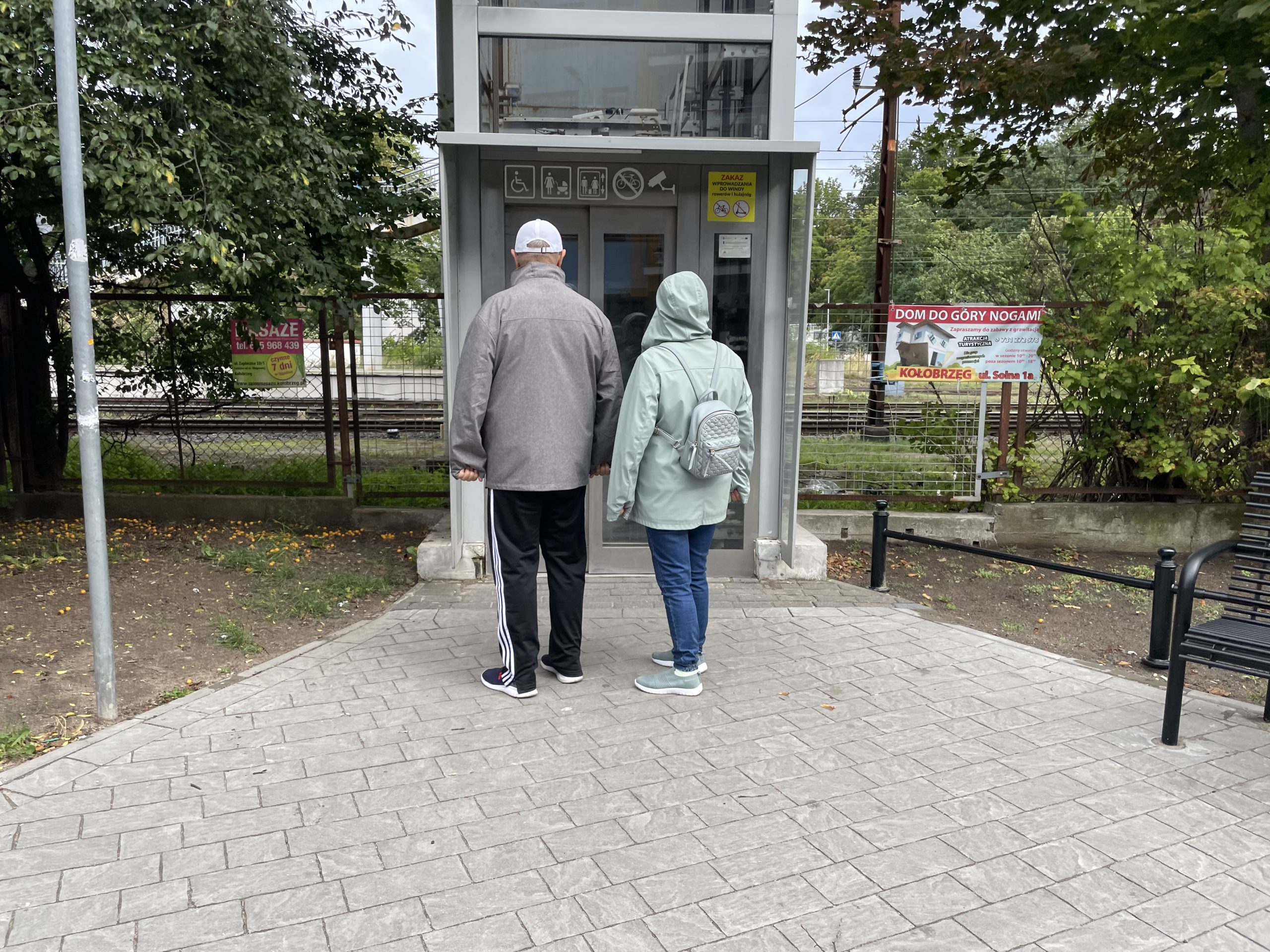 You are currently viewing Windy przy kładce odmówiły posłuszeństwa. Seniorzy z walizkami musieli iść schodami