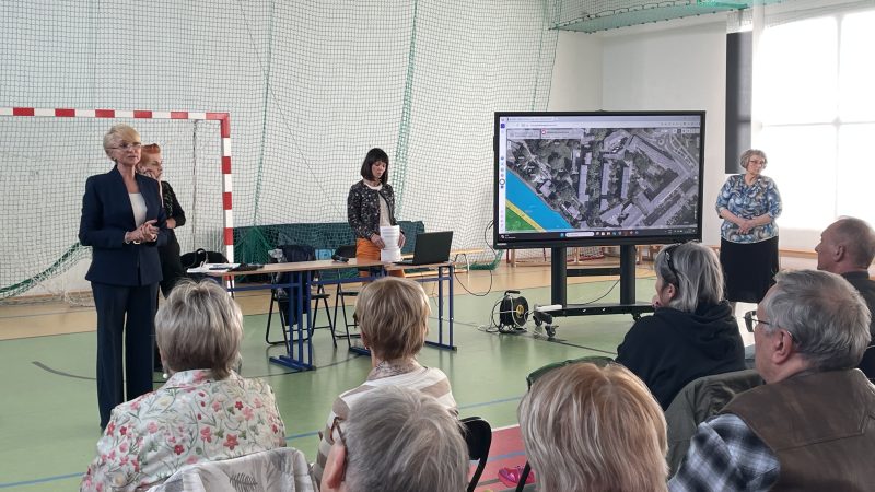 ludzie podczas spotkania z prezydent Kołobrzegu w szkole