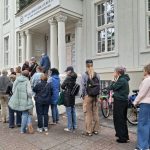 Kolejka przed biblioteką. Wejściówki schodzą jak świeże bułeczki