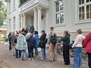 Kolejka przed biblioteką. Wejściówki schodzą jak świeże bułeczki