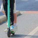Kołobrzeg chce ograniczyć ruch hulajnóg. Zakazy w parkach i propozycja nowego znaku