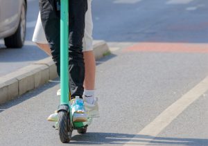 Kołobrzeg chce ograniczyć ruch hulajnóg. Zakazy w parkach i propozycja nowego znaku