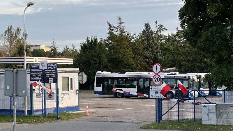autobus miejskie na parkingu