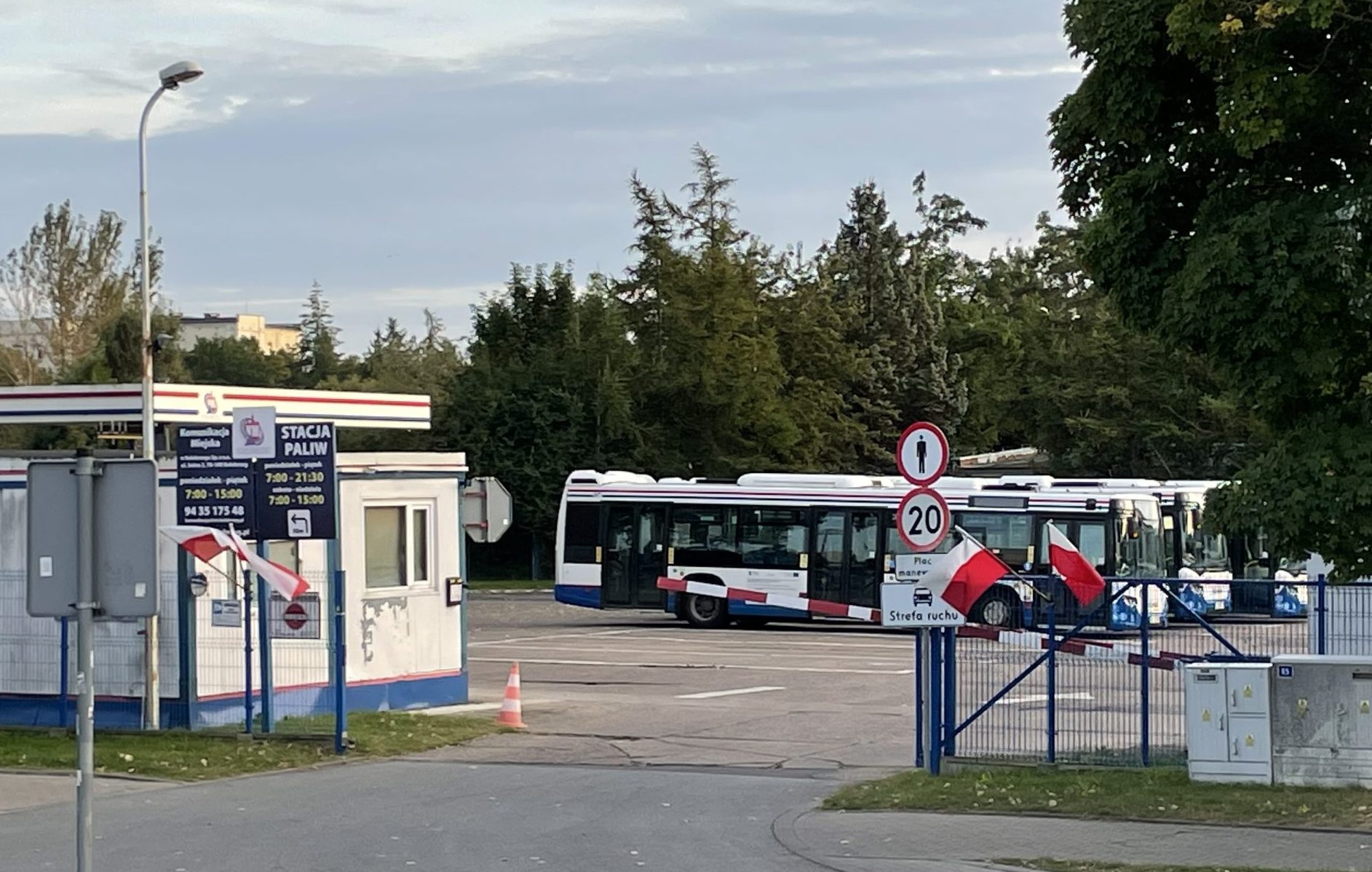 autobus miejskie na parkingu