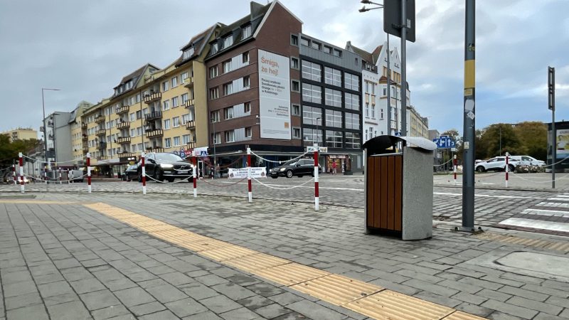 kosz na śmieci przy ulicy